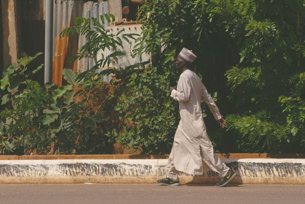 Rue de Niamey bordée de végétation